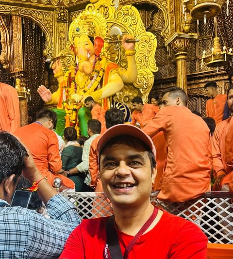 With The Resounding Success Of “May I Come In Madam?”, The Actor Sandeep Anand Seeks Blessings At Lalbaug Cha Raja. He Expressed His Gratitude And Credited The Success To The Grace Of Ganapati. 