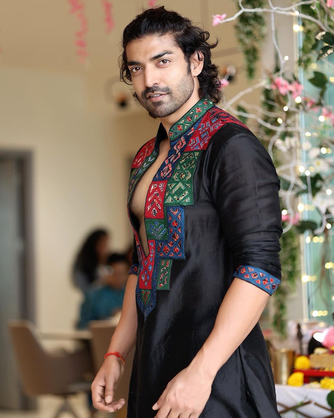 TV Actor Gurmeet Choudhary Helps A Man To Save His Life By Giving Him CPR!