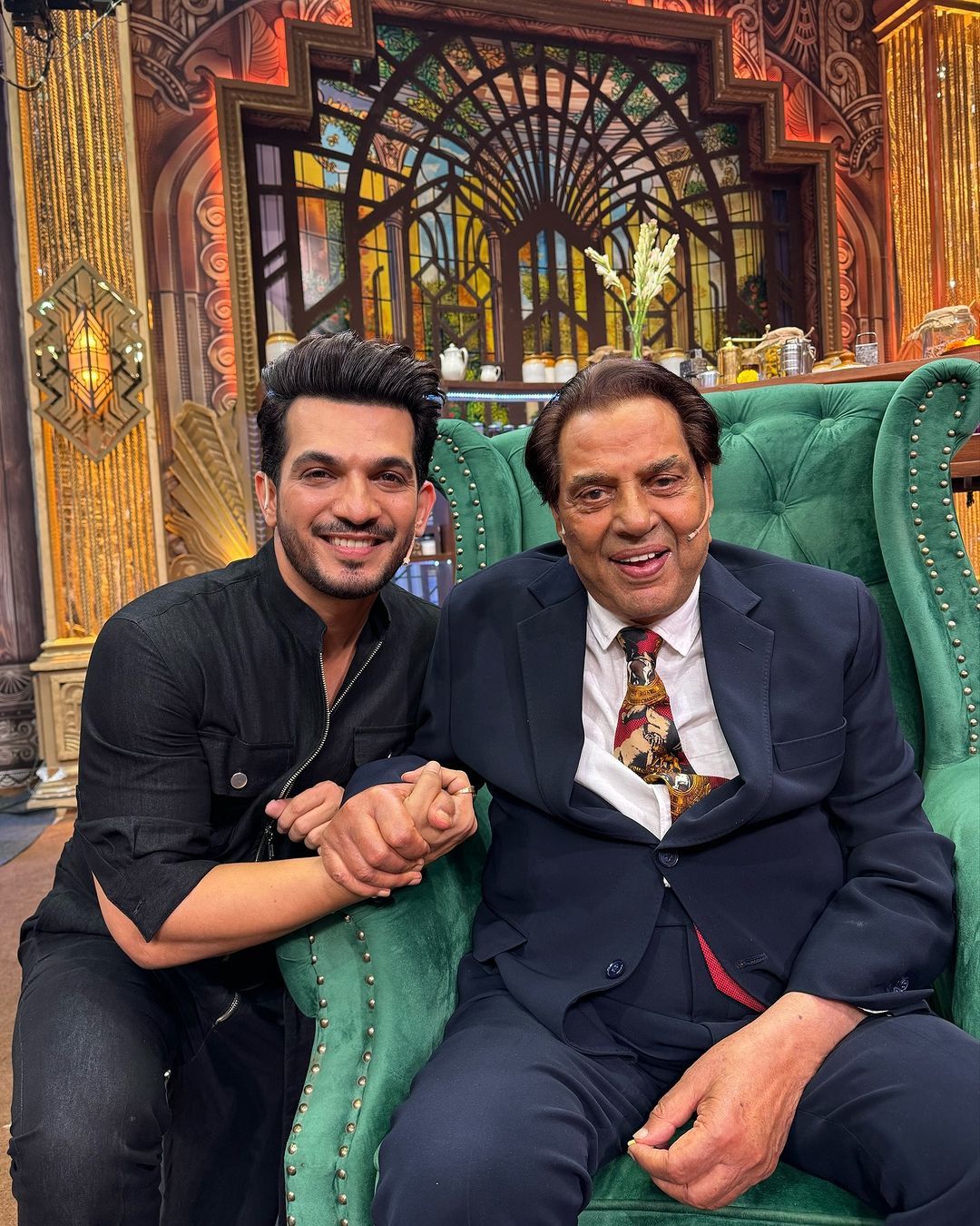 Laughter Chefs Unlimited Entertainment! Veteran Actor Dharmendra Had Graced The Show. Look Here To Get More Details!