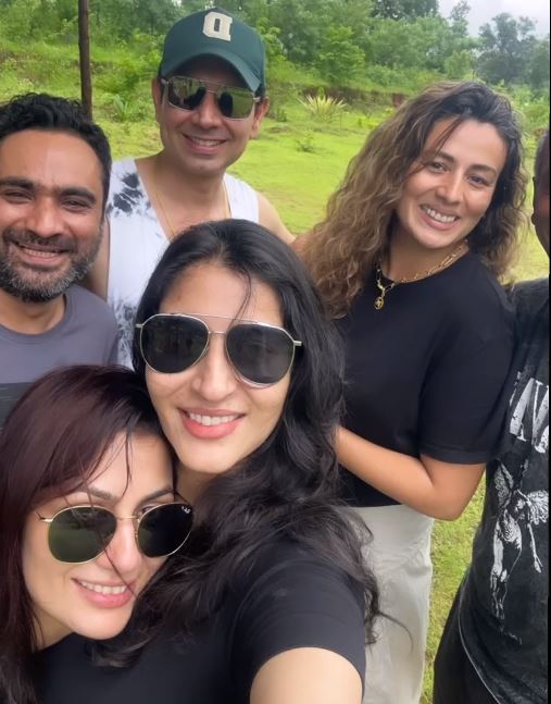 Ball Of Time! Ashlesha Sawant Enjoys Monsoon Vacation With Kumkum Bhagya Co-Stars Sriti Jha, Shabir Ahluwalia, And More!
