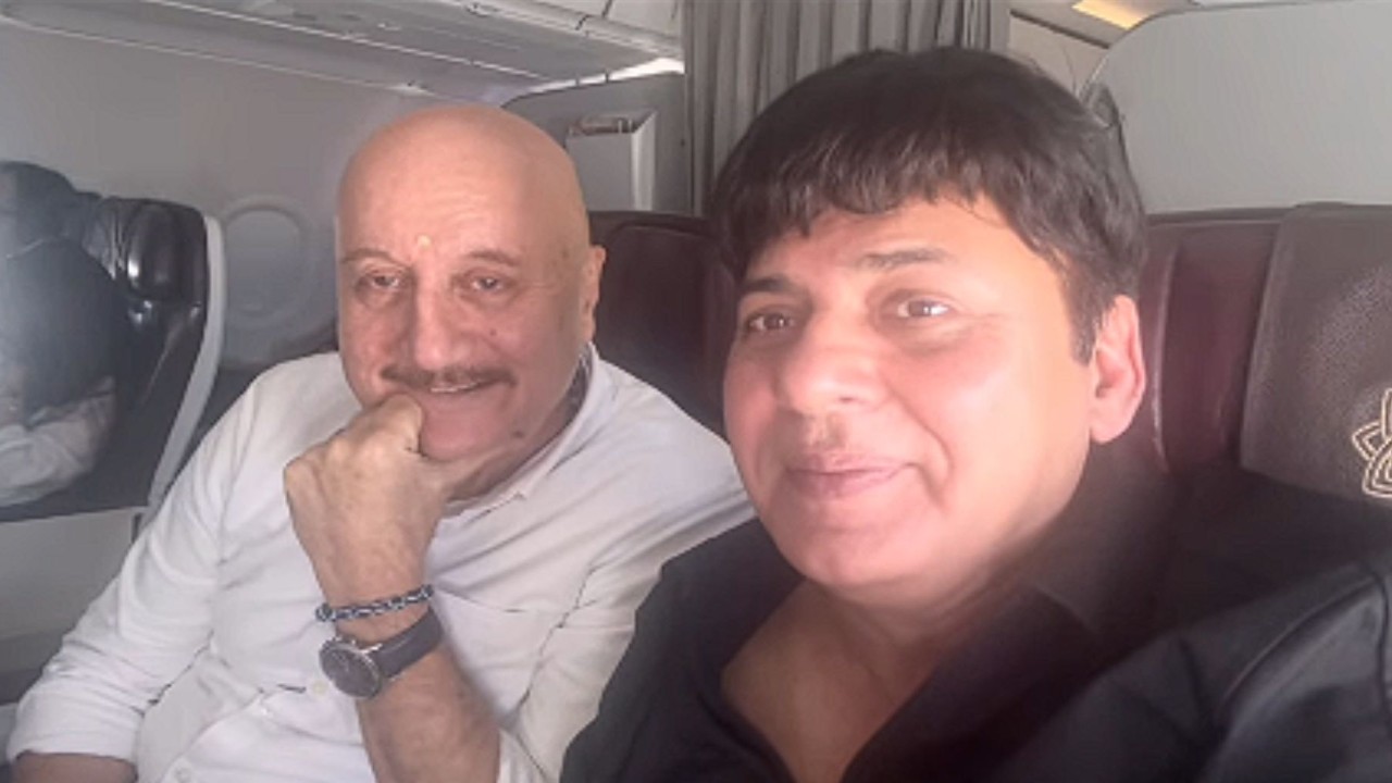 Laughter Chefs Fame Comedian Sudesh Lehri Met Bollywood Actor Anupam Kher On Flight. Read Here To Know How Their Conversations Was!