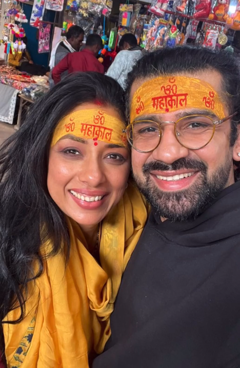 Anupama’s mother-son duo, Aashish Mehrotra and Rupali Ganguly, visits the Ujjain temple to seek blessings.